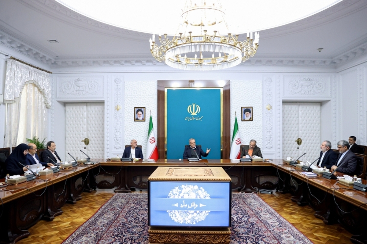 رئیس‌جمهور، تجهیز مدارس به فناوری‌های نوین را از ضرورت‌های اساسی دانست و گفت: دانش‌آموزان باید هم از این ابزارها برای یادگیری مهارت‌ها استفاده کنند و هم قادر باشند داده‌ها و اطلاعات آموخته‌ شده را بر بستر این فناوری‌ها به محتوا تبدیل کنند. لازم است فضای مناسب برای این منظور در مدارس فراهم شود.