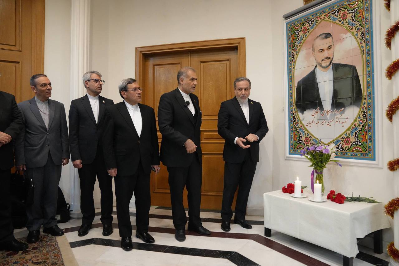 عکس ا رونمایی از نماد یادبود شهید امیرعبداللهیان در سفارت ایران در روسیه