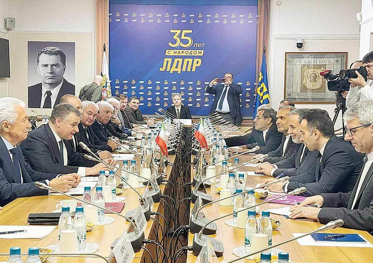 در روزهای اخیر دنیای دیپلماسی شاهد حجم بالای دیدارها و رفت وآمد میان مقامات و سران تهران و مسکو بود؛ به شکلی که در کمتر از یک هفته پس از دیدار دو رئیس‌جمهور درحاشیه اجلاس صلح و اعتماد در عشق‌آباد، پایتخت ترکمنستان، روز گذشته سید‌عباس عراقچی در مسکو با سرگئی لاوروف، وزیرخارجه روسیه دیدارکرد و دکتر علی لاریجانی دبیر شورای عالی امنیت ملی در تهران میزبان ویتالی ساویف، معاون نخست‌وزیر فدراسیون روسیه بود؛ ‌دیداری که در امتداد تفاهمات سطح عالی میان رؤسای جمهور دو کشور و با هدف رفع موانع موجود و ورود به فاز عملیاتی انجام شد.