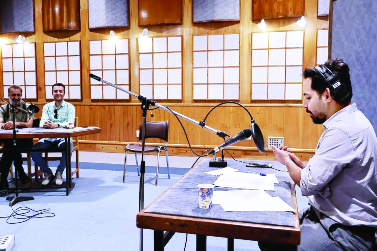 برای بسیاری از مخاطبانی که در ساعات اوج ترافیک به‌سمت منزل می‌روند، رادیو تنها نجات‌بخش زمان ‌کشنده‌ای است که باید به‌ناچار پشت سر بگذارند. رادیو در همین مدت علاوه بر انتخاب‌های متنوعی که در اختیار مخاطبان قرار می‌دهد‌  در تلاش است فرهنگ‌ساز باشد و ارتباط قشرهای مختلف را تسهیل کند. درست مانند برنامه «رادیوتاکسی» که تلاش کرده روایتی از دل جامعه رانندگان تاکسی را برای مخاطبان ارائه کند.