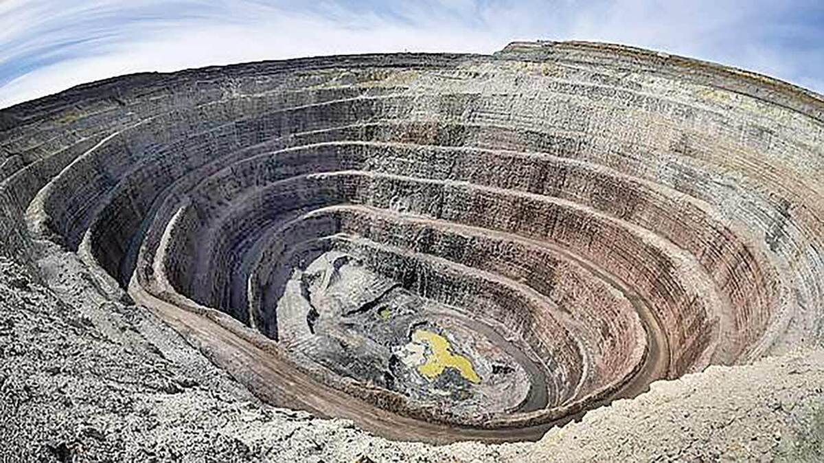 بررسی شاخص‌های اقتصاد ایران نشان می‌دهد نفت و معادن با وجود محدودیت‌های مالی و تجاری بین‌المللی توانسته‌اند رشد خود را هرچند اندک اما مثبت نگه دارند. نکته قابل توجه اینجاست که سهم معادن در رشد اقتصاد کشور علی‌رغم همه ظرفیت‌هایی که وجود دارد، خیلی پررنگ نیست. دلیل اصلی این موضوع هم نحوه استفاده از معادن و بهره‌مند نشدن از ظرفیت واقعی این بخش عنوان می‌شود.