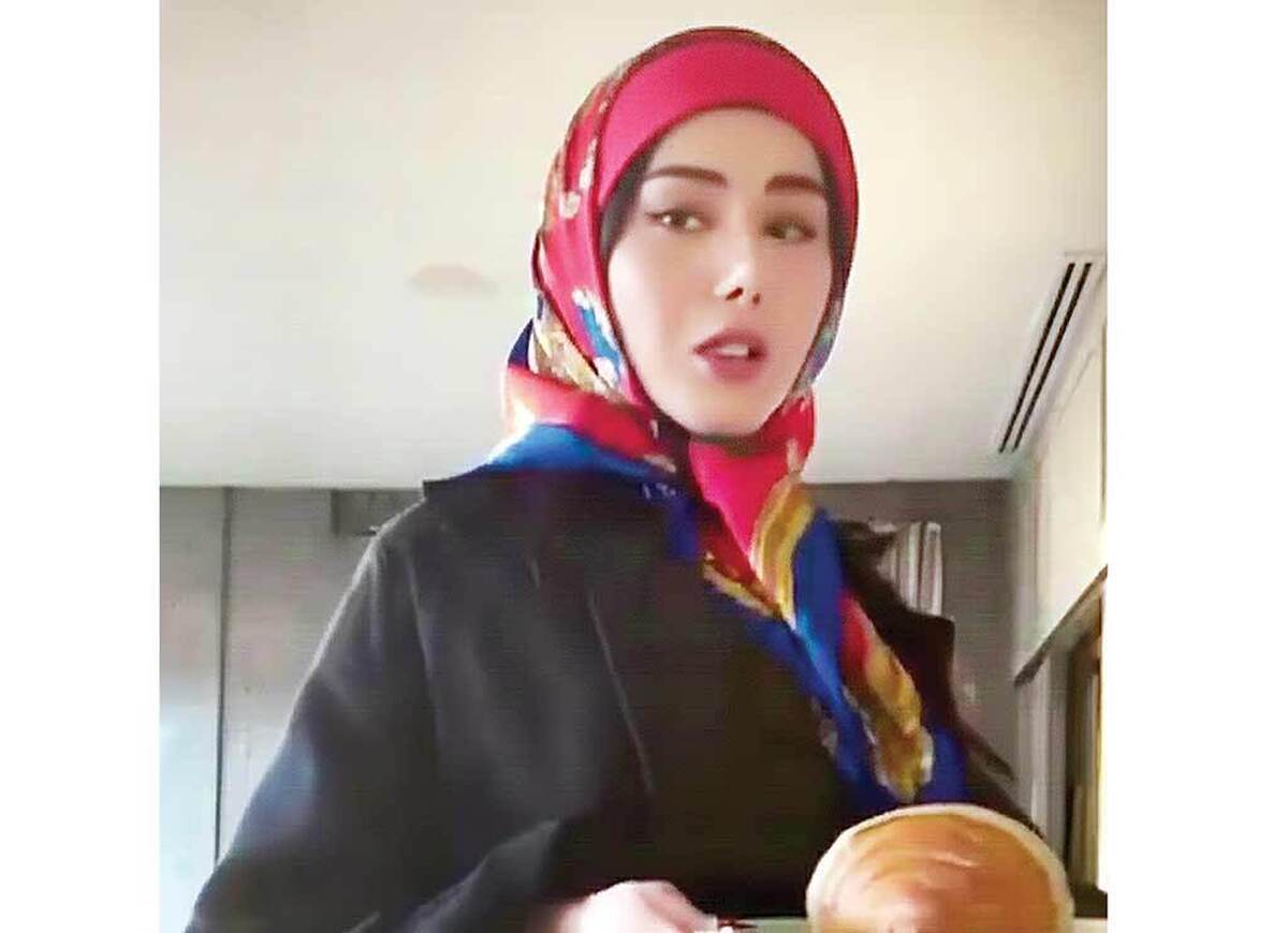 صبح روز هفتم تیر ۱۳۷۴، کامران قرآن را بالا نگه داشت. فاطمه از زیر قرآن رد شد، برگشت، قرآن را بوسید، زن آبستنش را به بیمارستان زنان و زایمان اصفهان رساند. آفتاب صبح سرزمین زاینده‌رود به غروب نشست. دختری گندمگون به دنیا آمد. کامران قرآن را جلوی فاطمه گرفت: «بین دو اسم، آناهیتا و نیلوفر، یکی را انتخاب کن.» فاطمه به پیشانی بلند و پرنور نوزاد نگاه کرد. کاغذ را از زیر قرآن درآورد. نیلوفر، نیلوفر قلعه‌وند. فاطمه پلاک «و ان یکاد» را به پر لباس تريكو بچه وصل کرد. زیر‌لب آیه‌الکرسی را زمزمه کرد.