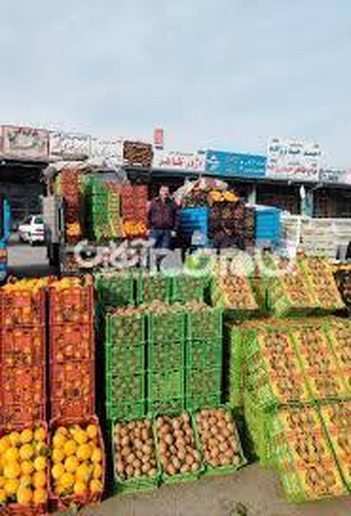 بازار میوه شب یلدا در ارومیه بدون کمبود؛ قیمت‌ها تا ۵۰ درصد افزایش یافت