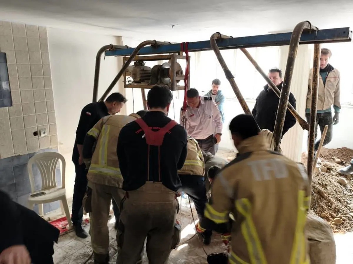 ببینید | گرفتار شدن دو کارگر در چاه ۲۵ متری در بلوار آفریقا تهران