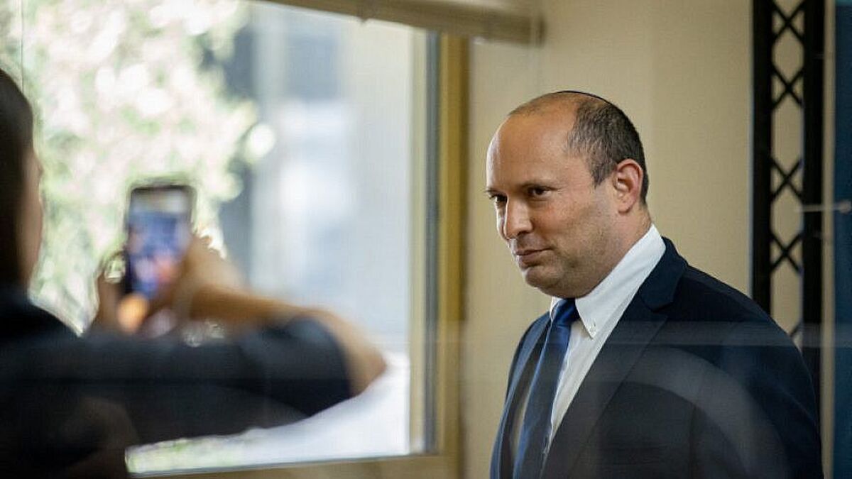 یک گروه هکری اعلام کرد که به تلفن همراه نفتالی بنت، نخست وزیر و همچنین وزیر جنگ سابق رژیم صهیونیستی نفوذ کرده و یک پیام تحقیر آمیز برای او فرستاده است.