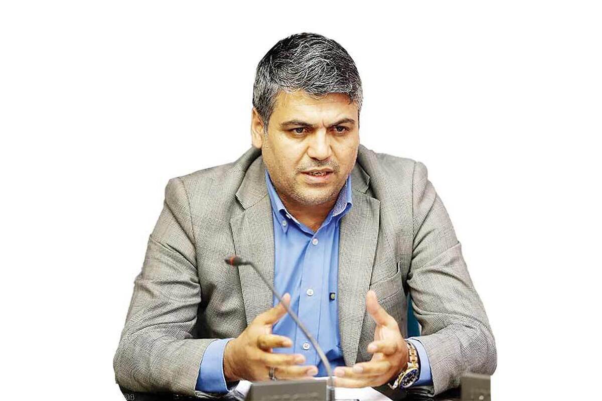 عارف آقاسی مجموع همه انتقاداتی است که هر کارشناس و پیشکسوتی می‌تواند در رابطه با ضعیف و ناکارآمد بودن یک بازیکن به زبان بیاورد. «پیراهن استقلال بر تنش گشاد است»، «غوره نشده مویز شده»، «گران بودن نشانه خوب بودن نیست» و جملاتی از این دست. عارف آقاسی را می‌توان بزرگ‌ترین اشتباه محاسباتی استقلال در زمینه خرید بازیکن در سال‎های اخیر محسوب کرد.