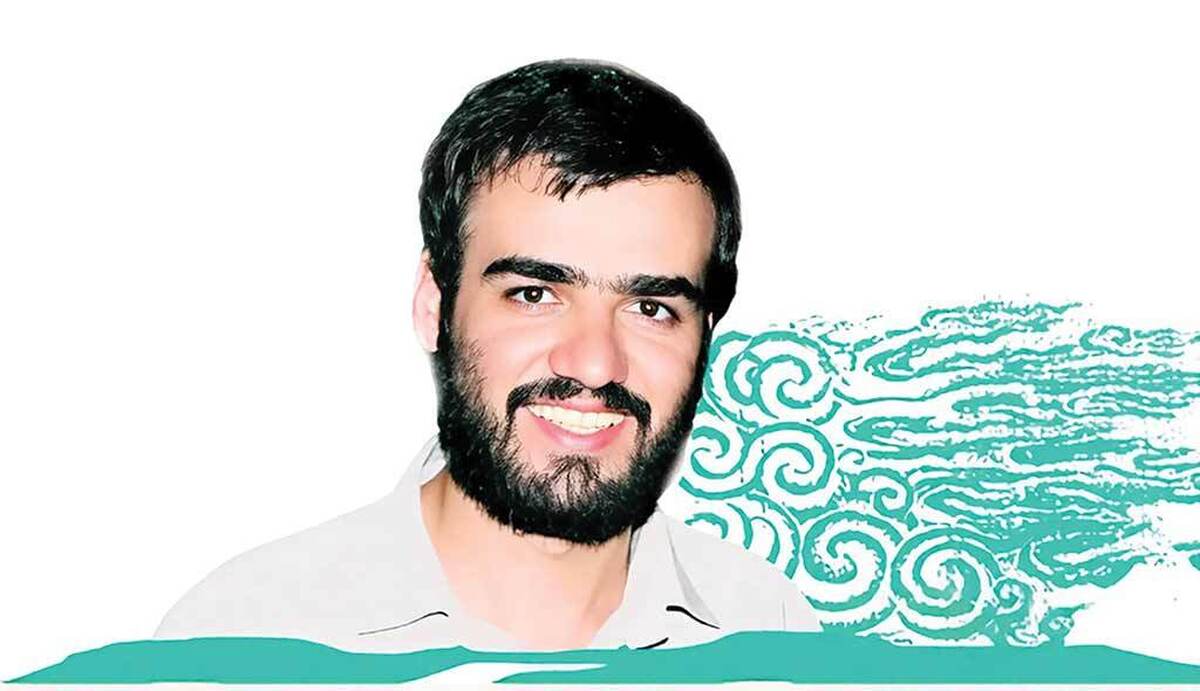 تاریخ انقلاب اسلامی مملو از ستاره‌هایی است که درخشش‌شان گاهی در غبار کلیشه‌ها و مراسم‌های رسمی پنهان می‌ماند. شهید صادق گنجی یکی از این ستاره‌هاست‌؛ مردی که نه در میدان جنگ نظامی، بلکه در خط مقدم «نبرد اندیشه‌ها» به شهادت رسید. برای شناخت این رایزن فرهنگی افسانه‌ای، نباید تنها به بولتن‌های رسمی بسنده کرد؛ باید ‌سراغ کسی رفت که از کودکی و نوجوانی، در کوچه‌پس‌کوچه‌های برازجان، در حجره‌های مدرسه عالی شهید مطهری و در گعده‌های داغ سیاسی دهه ۶۰، نفس‌به‌نفس با او همراه بوده است.