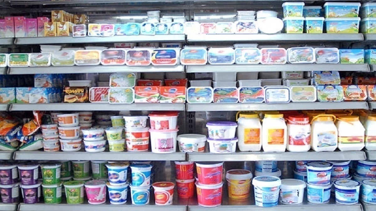 افزایش بی‌سابقه قیمت مواد غذایی در ماه‌های اخیر باعث شده بسیاری از کارگران مجبور شوند بخش زیادی از اقلام ضروری را از سبد مصرفی خانوار حذف کنند. مشاهدات میدانی در بازار میوه و لبنیات نشان می‌دهد که قدرت خرید کارگران به‌طور چشمگیری کاهش یافته است.