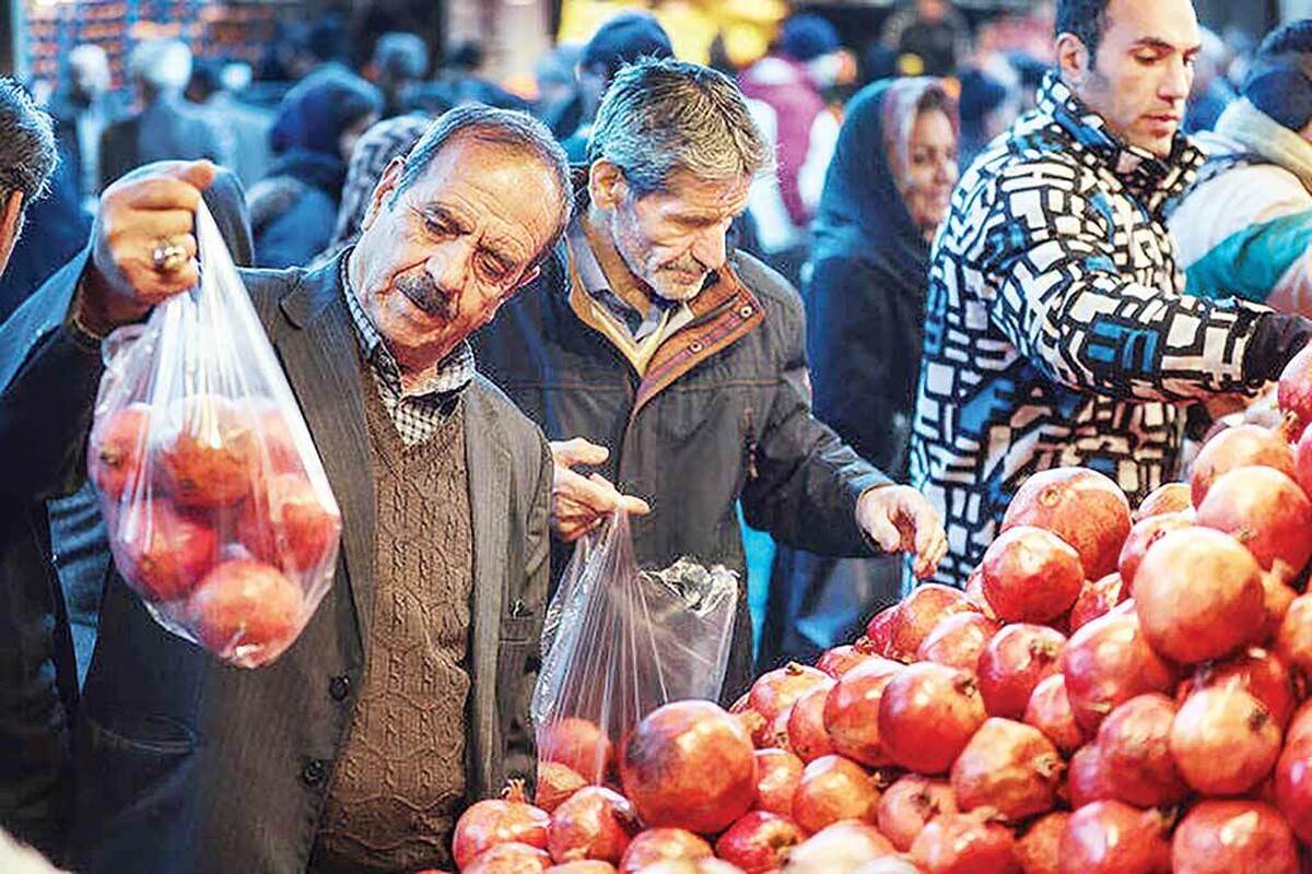 شب یلدا، نماد باستانی همدلی و گرمای خانوادگی، امسال در سایه جهش قیمت‌ها و تضعیف قدرت خرید، چهره‌ای متفاوت به خود گرفته است. آنچه در آستانه این آیین کهن ایران در بازارهای سراسر کشور دیده می‌شود، نه فقط افزایش فصلی تقاضا، بلکه نشانه‌ای از بحرانی عمیق‌تر در بازار کالاهای اساسی و خوراکی است‌؛ بحرانی که از میوه و آجیل تا مرغ، تخم‌مرغ و ماهی امتداد یافته و سفره یلدایی بسیاری از خانوارها را کوچک‌تر کرده است.