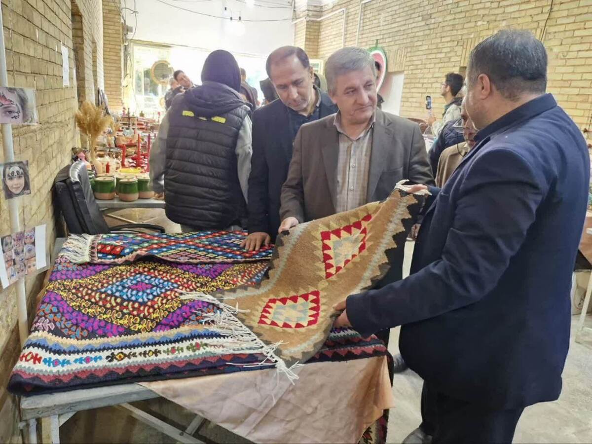 هم‌زمان با ایام ولادت با سعادت حضرت فاطمه‌زهرا (س) و  فرا رسیدن شب یلدا، نمایشگاهی از آثار و تولیدات هنرمندان صنایع‌دستی تاکستان برگزار شد.