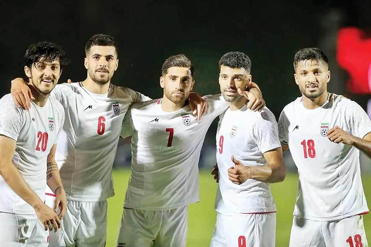 قبل از شروع جام جهانی ۲۰۱۴، کارلوس کی روش سرمربی وقت ایران حرف‌هایی زد که برای همه غریبه بود؛ «شما به جام جهانی فکر می‌کنید؟ من یک قدم جلوتر را می‌بینم. جام ملت‌های استرالیا را. ما ضمن این‌که به جام جهانی فکر می‌کنیم، باید نگاه‌مان به جام ملت‌های آسیا باشد. تنها ۷ ماه بعد از حضور در برزیل، باید عازم استرالیا شویم. قرار است مدعی قهرمانی باشیم؟ سال‌های سال است ایران به عنوان قهرمانی نرسیده. ما باید از الان به فکر باشیم.»