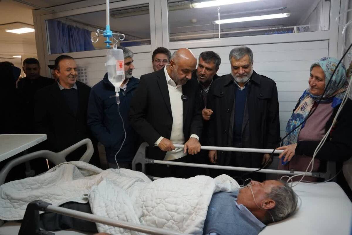 احمد میدری در راستای بررسی وضعیت خدمات‌رسانی به بیمه‌شدگان و کارکنان سازمان تأمین اجتماعی در استان قزوین از بخش‌های گوناگون بیمارستان تأمین اجتماعی این شهرستان بازدید کرد.