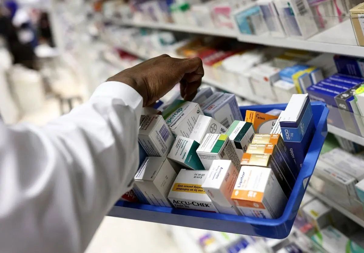 رئیس سازمان غذا و دارو، با تأکید بر لزوم مدیریت تجویز و مصرف دارو و تجهیزات پزشکی، نسبت به افزایش تجویز دارو‌های گران‌قیمت تک‌نسخه‌ای، تشدید فشار مالی بر بیماران و نظام سلامت، اختلال در تأمین دارو و خطر قاچاق معکوس دارو‌های یارانه‌ای هشدار داد.