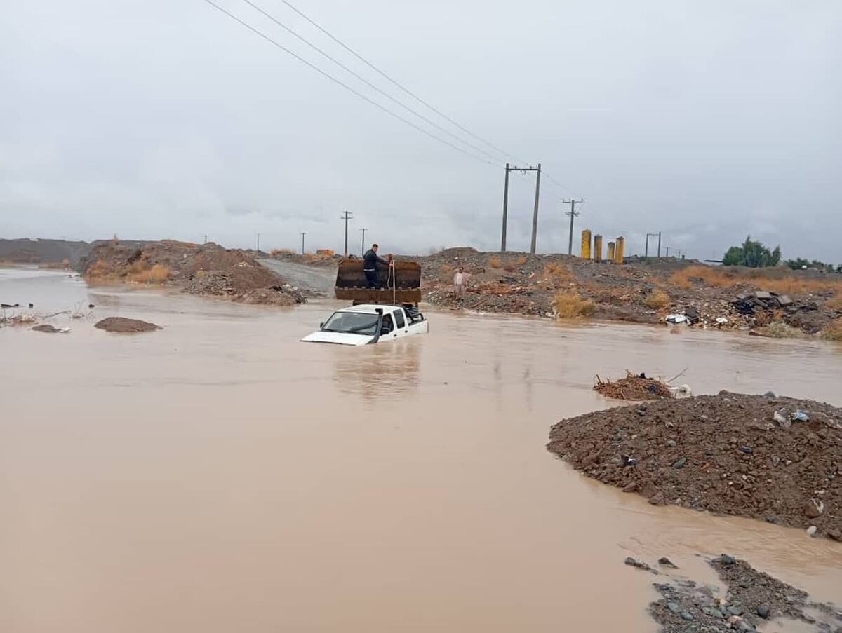 فرماندار قلعه‌گنج گفت: بارندگی‌های اخیر و طغیان رودخانه‌ها، دو محور ارتباطی این شهرستان به سمت استان‌های هرمزگان و سیستان و بلوچستان مسدود کرده است.