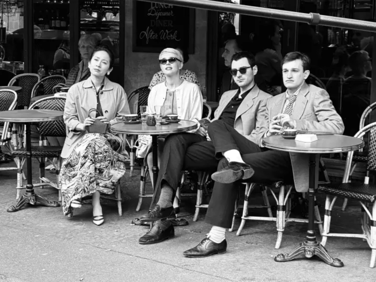 فیلم «موج نو» اثر ریچارد لینکلیتر را می‌توان در چارچوب میراث سینمای موج نو فرانسه تحلیل کرد. موج نو، جنبشی بود که در دهه‌های ۵۰ و ۶۰ میلادی شکل گرفت و فیلمسازانی مانند گدار و تروفو با آن، سینما را از محدودیت‌های روایت کلاسیک و قالب‌های استودیویی رها کردند.