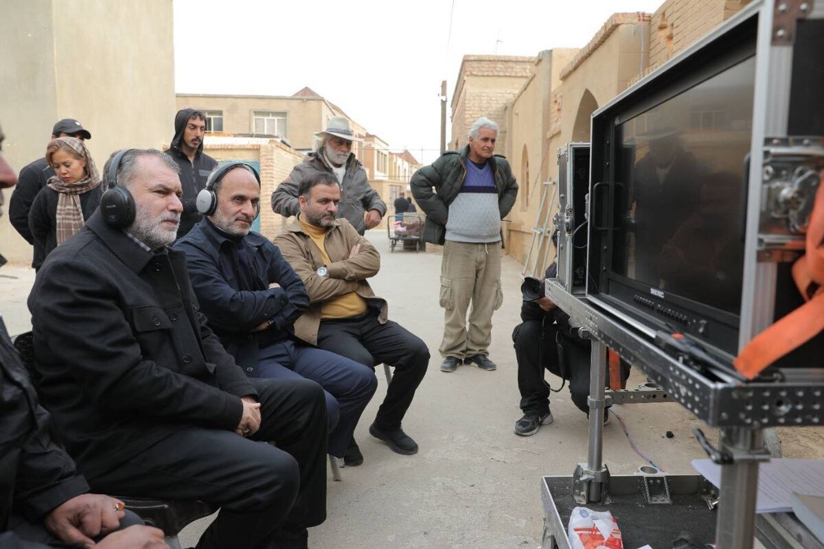 رئیس سازمان صداوسیما صبح روز پنجشنبه، ۲۷ آذرماه در پشت‌صحنه «دیوار دفاعی» در شهرک سینمایی تلویزیونی ایران (غزالی) حضور یافت و در جریان مراحل ساخت این مجموعه تلویزیونی قرار گرفت.