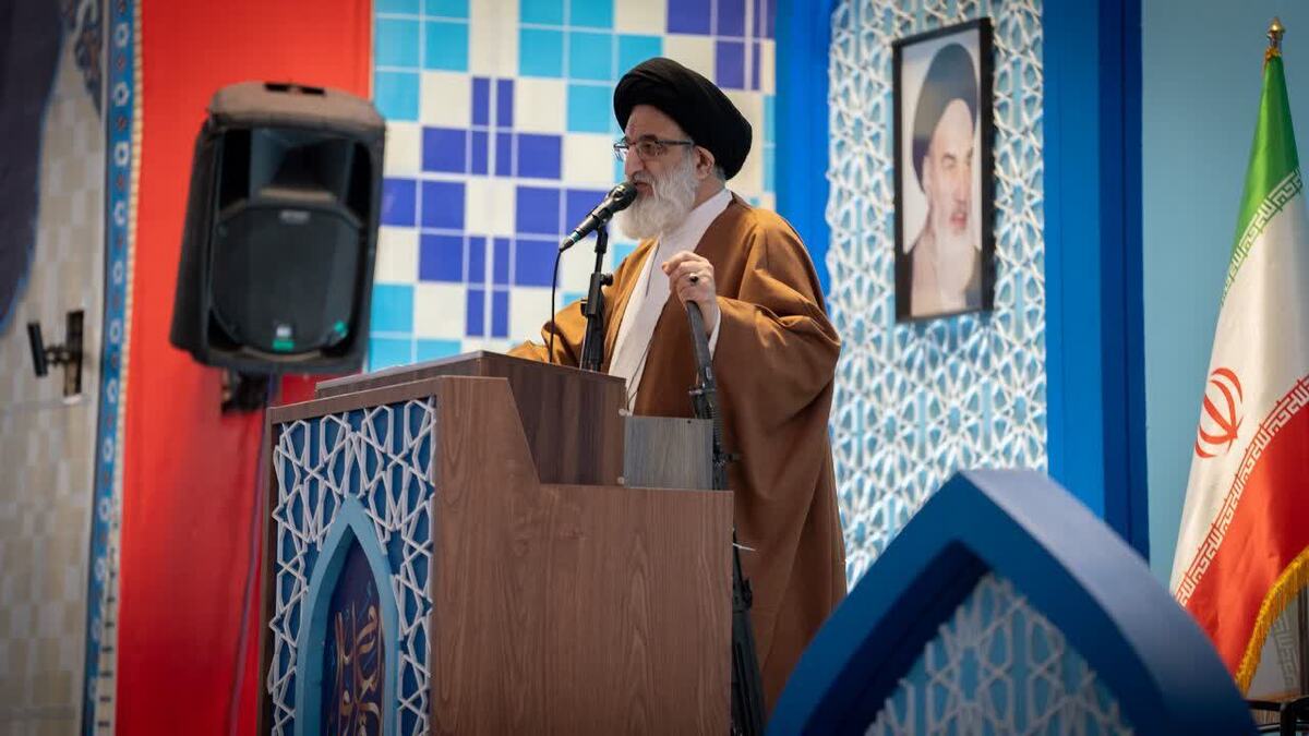 امام‌ جمعه گفت: برگزاری کنگره شهدای البرز یک رویداد مهم فرهنگی و هویت ساز دینی و اعتقادی است که بسیار می‌تواند در جامعه موثر و راهگشا باشد.