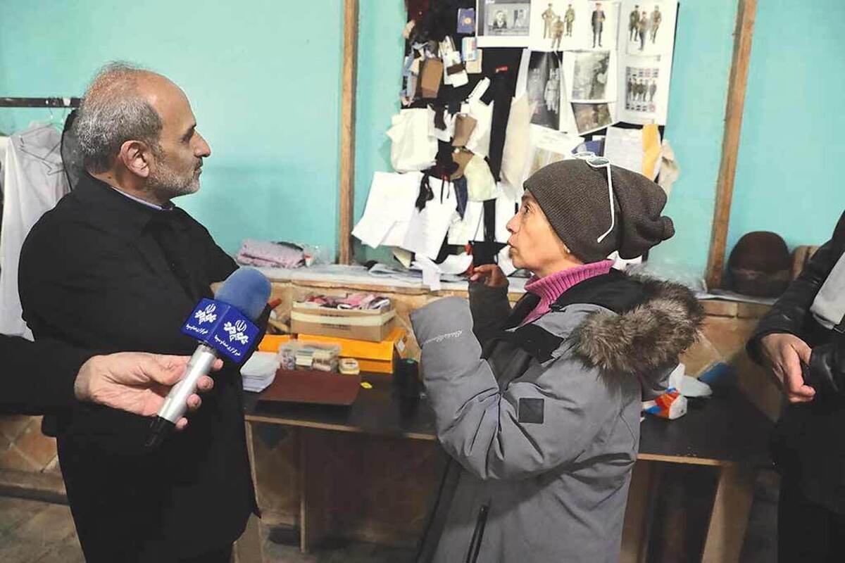 رئیس سازمان صداوسیما در پشت‌صحنه سریال «دیوار دفاعی» در شهرک سینمایی غزالی‌ حضور یافت و در جریان مراحل ساخت آن قرار گرفت. فیلمبرداری این مجموعه از چند ماه گذشته آغاز شده و پس از شهرک سینمایی دفاع مقدس، اکنون در شهرک غزالی در حال انجام است. تهیه‌کنندگی این مجموعه نمایشی را که کارگردانی‌اش با احمد کاوری است، مسعود ده‌نمکی بر‌عهده دارد. این مجموعه به روایت روزهای ملی شدن صنعت نفت می‌پردازد.