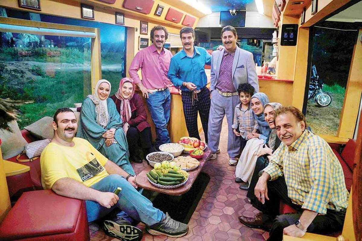 حدود ۱۴سال است از تولد «پایتخت» در تلویزیون می‌گذرد؛ سریالی که از همان فصل اول نشان داد مسیر نشستن در قلب مخاطبان را به‌خوبی می‌شناسد و این راه را با سرعتی متفاوت در این سال‌ها طی کرده. هر فصل برگی جدید از خلاقیت سیروس مقدم در مقام کارگردان و محسن تنابنده به‌عنوان سرپرست نویسندگان رو شد. با تمام اینها همچنان هر قسمت از این مجموعه هفت فصلی، جوی گرم و صمیمانه دارد که مؤلفه‌های محتوایی بسیاری در این موفقیت دخیل هستند.