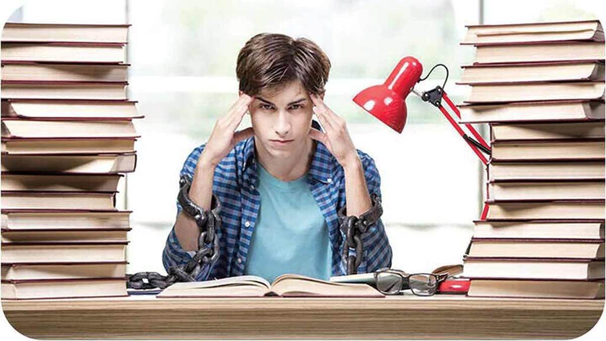 ترس و نگرانی قبل از آزمون امری طبیعی است و حتی می‌تواند به بهبود عملکرد ذهن و افزایش تمرکز کمک کند. با این حال هنگامی که احساس اضطراب و شک به خود، عملکرد فرد را در امتحانات مختل کرده و موجبات ناراحتی شدیدش را فراهم می‌آورد، با پدیده «اضطراب امتحان» روبه‌رو هستیم. این پدیده می‌تواند هر کسی را در هر مرحله‌ای از زندگی تحصیلی یا شغلی تحت تأثیر قرار دهد؛ از دانش‌آموزان مقطع ابتدایی گرفته تا متخصصانی که نیاز به آزمون‌های صلاحیت شغلی دارند.