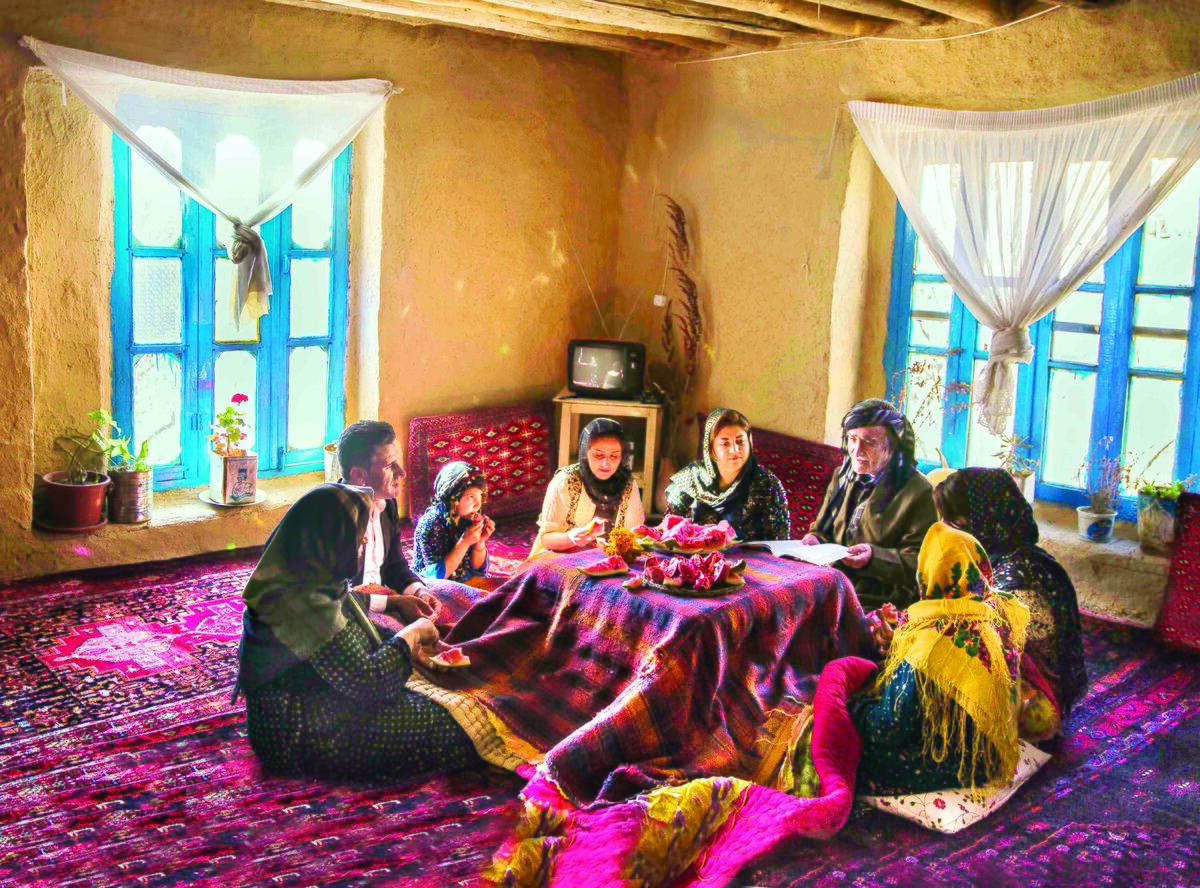 بلندترین شب سال، بهانه‌ای برای دور‌هم جمع‌شدن و فاصله‌گرفتن از فضای مجازی و دید و بازدید و توجه به یکدیگر است؛ آیینی که هرچند نسبت به گذشته‌ با تغییرات و دگرگونی‌های زیادی همراه بوده اما کماکان حکم چسبی را دارد که در زندگی پردغدغه امروز، خانواده‌ها را دور هم جمع می‌کند تا آنها از حال یکدیگر با خبر شده و به سهم خود برای رفع مشکلات هم تلاش کنند. در این میان خانواده‌ها باید بیش از گذشته آگاه باشند که تجمل‌گرایی در این شب با فلسفه آن همخوانی ندارد و نباید اجازه داد این شب از هدف اصلی خود فاصله بگیرد.‌