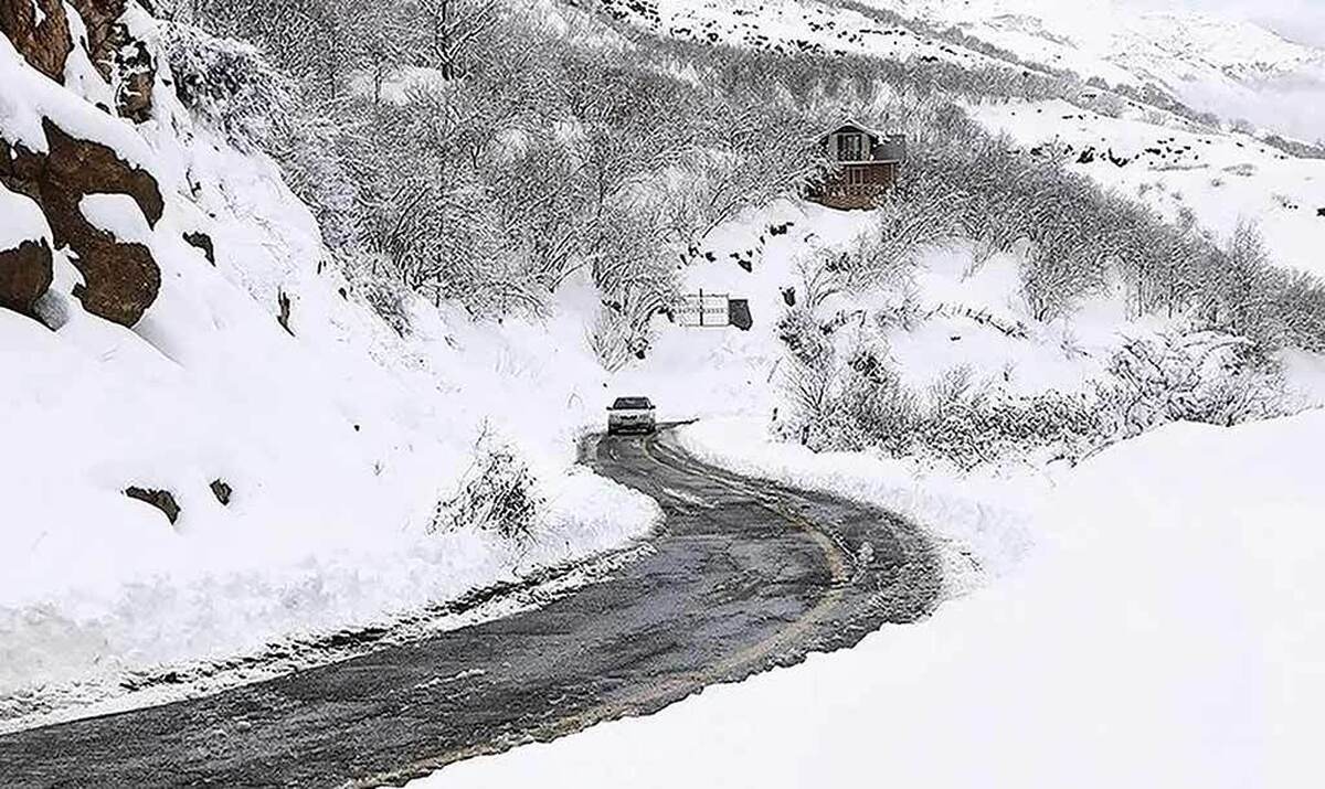 بارش‌های آذرماه برای استان کرمان همچون نفسی تازه دریک مسیرطولانی خشکسالی است.این بارش‌ها توانسته خشکسالی شدید مقطعی ابتدای سال آبی رابهبود بخشد و ذخایرسطحی رودخانه‌هاو تاحدودی سدها راتقویت کند. نزولاتی که پیامدهای اجتماعی واقتصادی یک خشکسالی حادفوری راکاهش داده است.