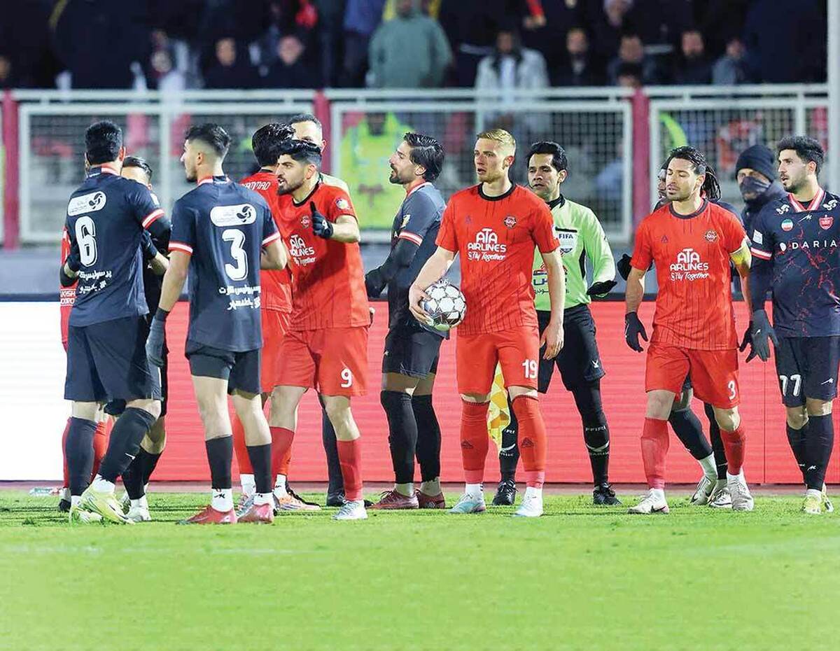 تراکتور-پرسپولیس همه چیز داشت. از کری‌خوانی بگیرید تا جنجال! هر چه تصور کنید، این بازی داشت و اگر آن را ندیده‌اید، چیزهای زیادی از دست داده‌اید! درست است پرسپولیسی‌ها آخر بازی ناراحت بودند اما شک نکنید آنها هم از تماشای این مسابقه جذاب لذت بردند. درست مثل تبریزی‌ها که تا ساعتی پس از بازی، خیابان‌های شهرشان را قرق کرده بودند. این بازی نشان داد فوتبال چقدر غیرقابل پیش‌بینی است. چطور می‌تواند در اوج ناامیدی، تبدیل به کارناوال شادی شود و چطور می‌تواند یک بازیکن را از عرش به فرش بیاورد.