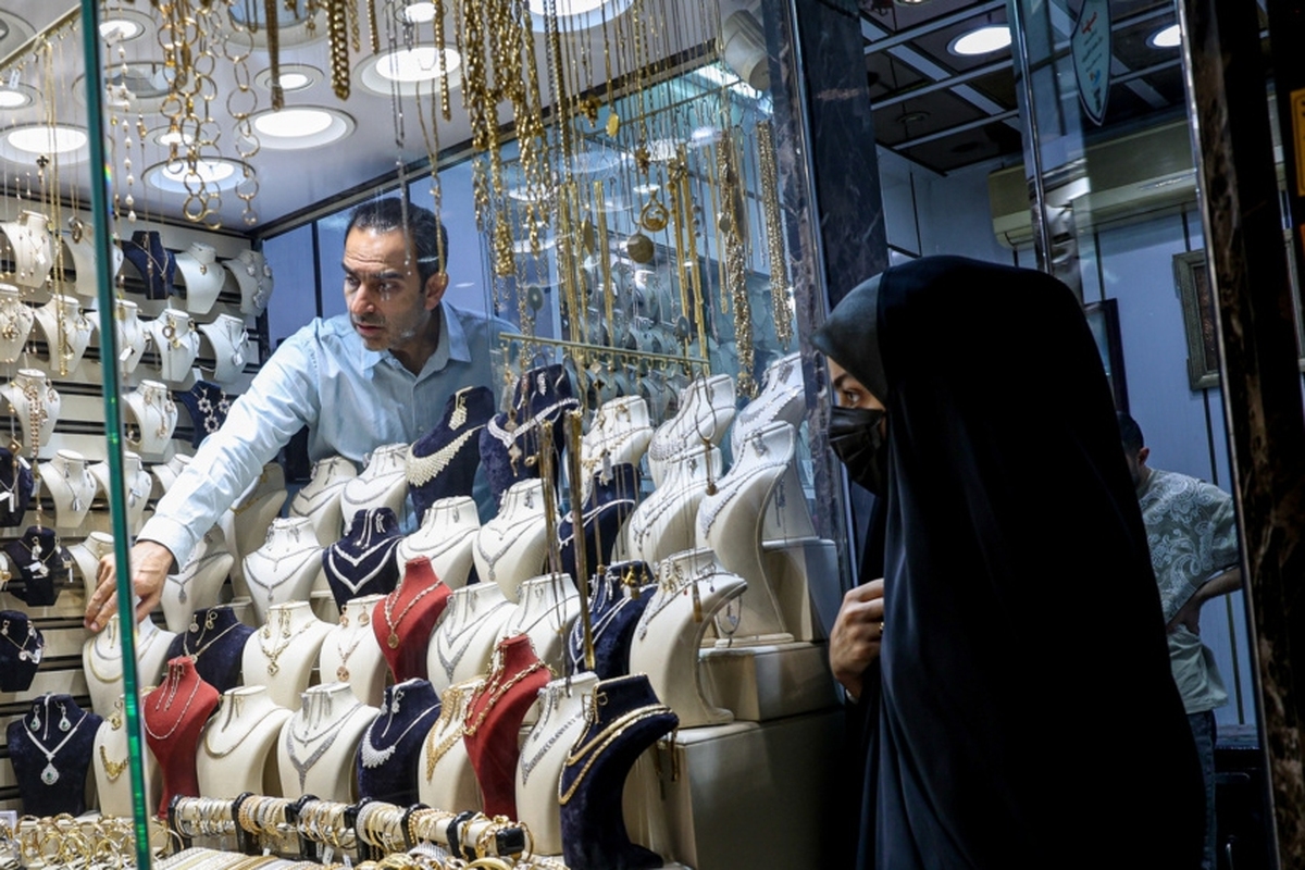 قیمت انواع سکه و مصنوعات طلا روز شنبه - ۲۹ آذرماه - در بازار تهران به دلیل تعدیل نرخ‌ها در بازار غیررسمی ارز و همچنین روز‌های پایان هفته کاری در بازار‌های جهانی و نوسان بسیار کم در این بازارها، ثابت بود.