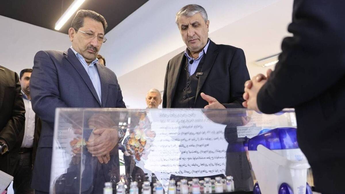 محمد اسلامی در بازدید وزیر صمت از دستاورد‌های هسته‌ای گفت: سند راهبردی این صنعت عبور از فاز تحقیقاتی به صنعتی را رقم زده است و امروزه صنعت هسته‌ای کشور در حوزه‌های مختلف همسطح کشور‌های پیشرفته در حال حرکت می‌باشد.