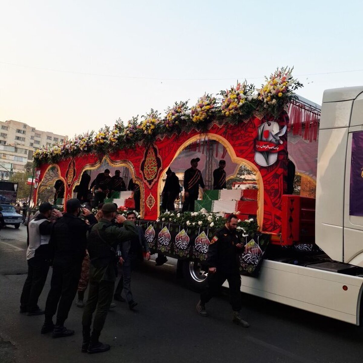 همزمان با سالروز شهادت حضرت فاطمه زهرا (س) و «روز ملی شهید گمنام»، مراسم تشییع پیکرهای پاک ۱۰۰ شهید گمنام دوران دفاع مقدس با عنوان کاروان «لاله‌های فاطمی» از مقابل دانشگاه تهران آغاز شد.