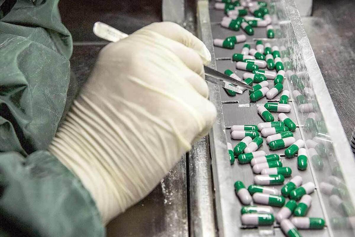 بازار داروی کشور این روزها در نقطه‌ای حساس ایستاده است؛ جایی میان «کنترل کمبود» و «هشدارهای فزاینده». از یک‌سو مسئولان تأکید می‌کنند وضعیت کمبود دارو بحرانی نیست و داروهای حیاتی تأمین شده‌اند و از سوی دیگر بیماران و داروخانه‌ها از فشار گرانی، تأخیر در دسترسی و نااطمینانی نسبت به ماه‌های آینده می‌گویند. اکنون بدهی‌های سنگین دولت و بیمه‌ها، گره‌های ارزی، اختلال در نقدینگی زنجیره دارو و نگرانی از کاهش توان تولید و واردات، مجموعه‌ای از چالش‌ها را شکل داده که هر تصمیم نادرست می‌تواند آن را به بحرانی فراگیر تبدیل کند.