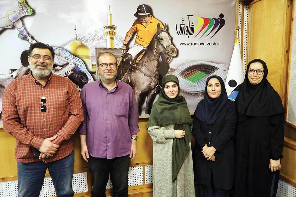 برنامه «گلخونه» رادیو ورزش چند وقتی است تلاش می‌کند خانواده‌ها را به دنیای جذاب و پرجنب‌وجوش ورزش همگانی و بازی‌های بومی و مدرن دعوت کند. این برنامه فراتر از ورزش قهرمانی، فعالیت‌های روزمره و سرگرم‌کننده‌ای برای کودکان و نوجوانان ارائه می‌دهد و خانواده‌ها را در کنار فرزندان‌شان پای آنتن گرد هم می‌آورد. حضور فاطمه شاه‌حسینی به‌عنوان گوینده همراه با نمایش‌های زنده، طنازی‌های کودکانه و بداهه‌پردازی‌های جذاب باعث می‌شود شخصیت‌ها و آیتم‌ها زنده و پرانرژی باشند و لحظات برنامه برای مخاطبان سرگرم‌کننده و آموزنده شود.