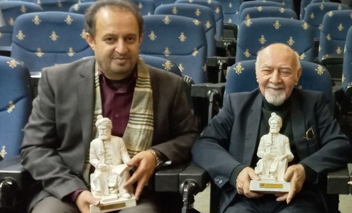 روز ۲۵ آذر ماه، سومین دوره جایزه نشان فردوسی مرکز پاسداشت زبان و ادب فارسی سازمان صدا و سیما را این مرکز به دو استاد گرانسنگ معاونت صدا اعطا کرد.