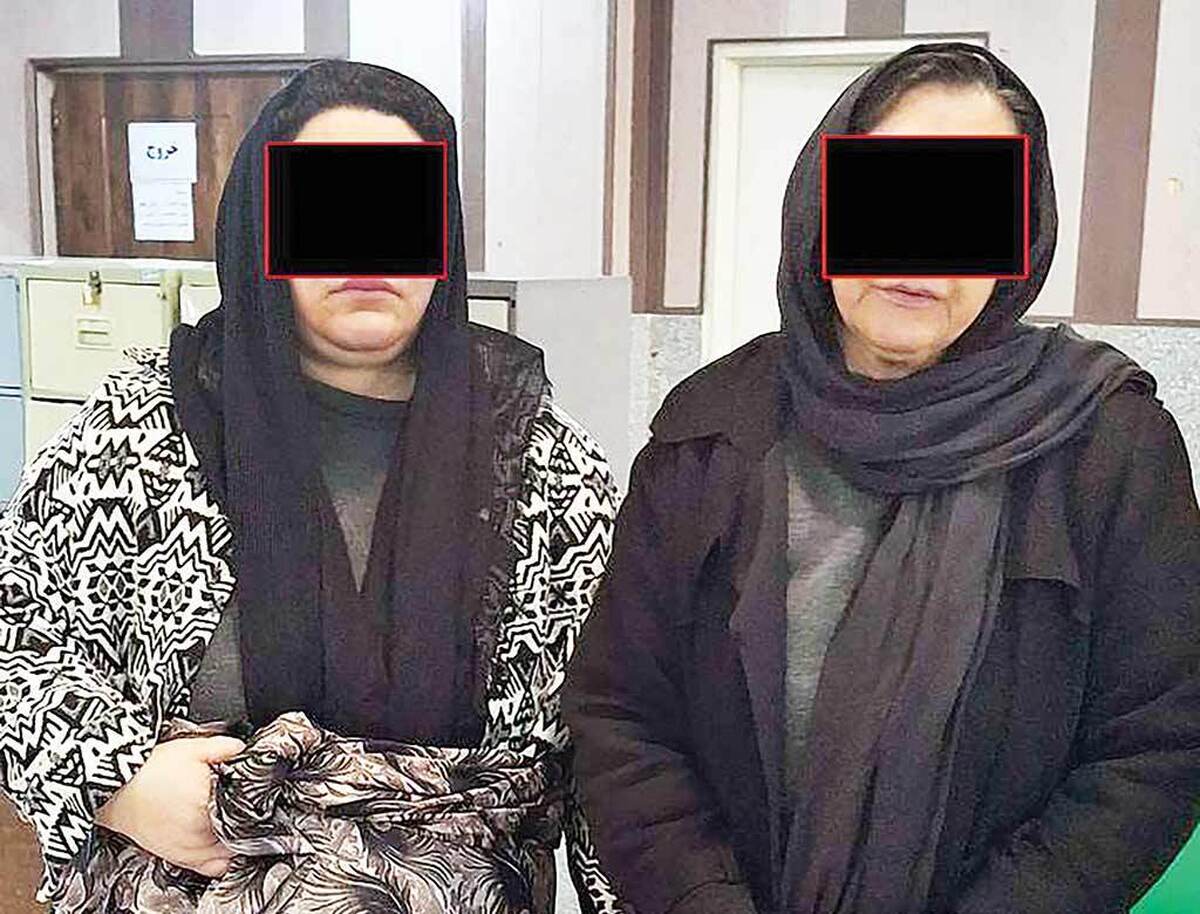 دو زن سارق که به بهانه کمک به زنان سالخورده در تهران، آنها را با آبمیوه مسموم بیهوش و طلا های‌شان را سرقت می‌کردند، دستگیر شدند.‌