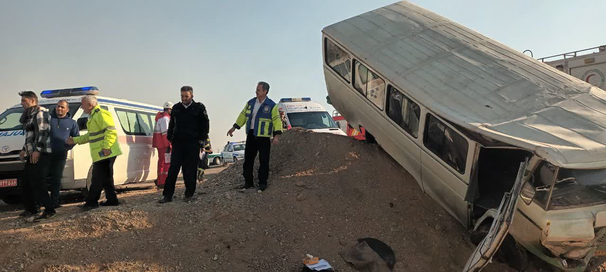 انحراف یک دستگاه مینی‌بوس سرویس مدرسه در گرمسار ۱۲ مصدوم داشت.