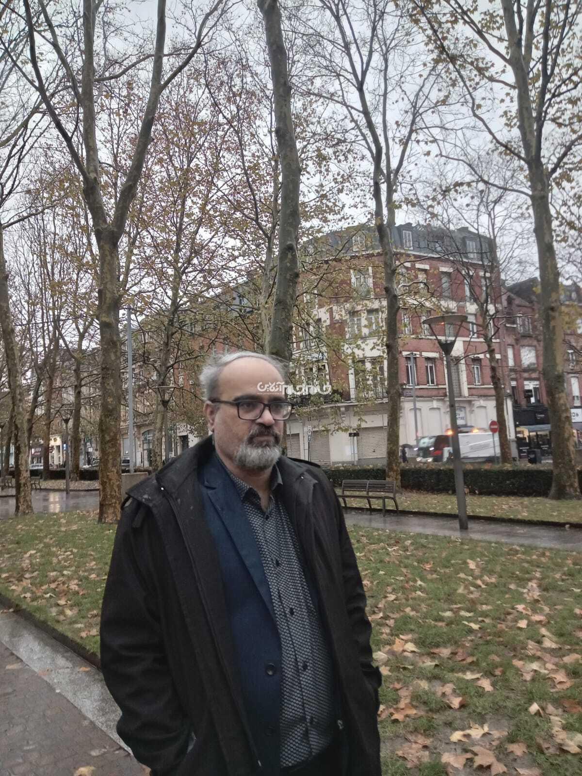 در آن سال‌ها، خورموج برای من تنها یک محل زندگی نبود؛ خانه‌ی من بود، مأمن آرامش و رشد من بود، و جایی بود که قلب و ذهنم در آن تربیت شد. اگر امروز سخن از مسیرهای علمی و حرفه‌ای من به میان می‌آید، اگر نام من در دانشگاه‌ها و محیط‌های علمی مطرح شده است، بی‌تردید بخش مهمی از شاکله‌ی انسانی و فکری من، در این شهر و در کنار مردمان خونگرم، ساده‌دل، صادق و عمیقاً بااصالت آن شکل گرفته است.