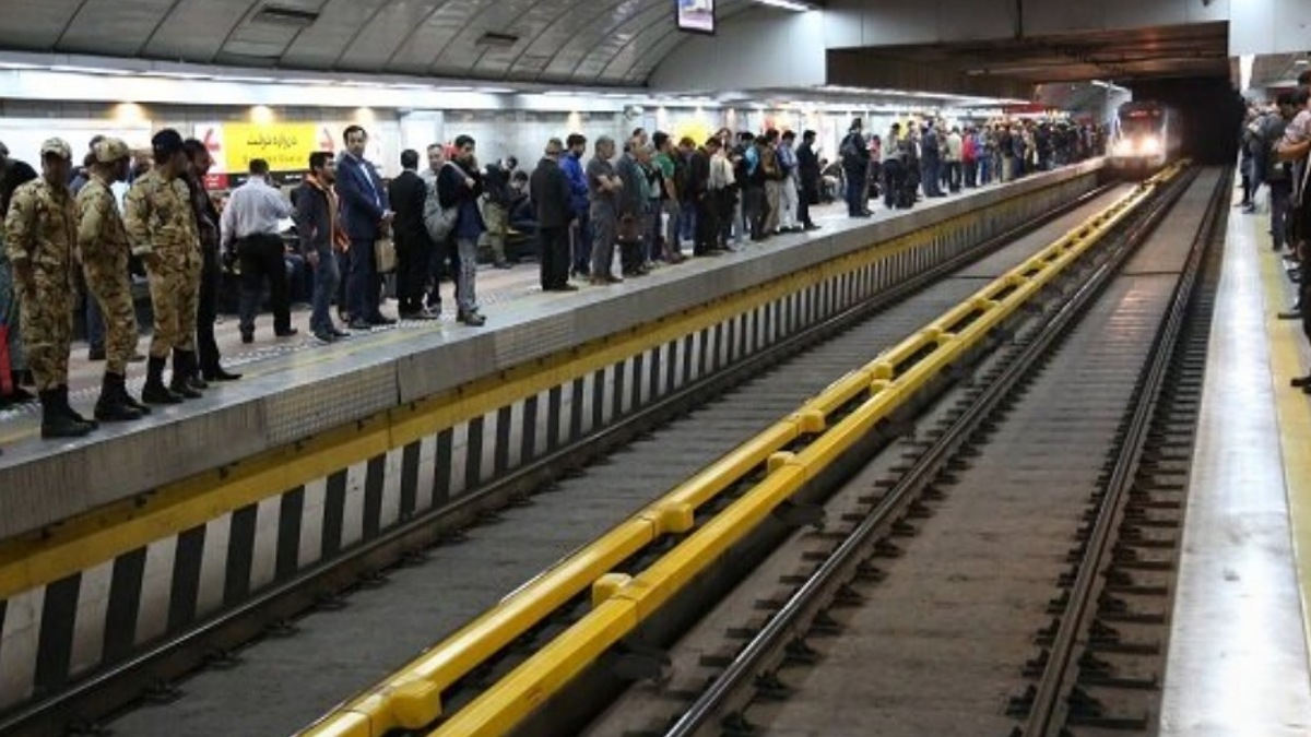 فرمانده یگان انتظامی مترو از دستگیری یک سارق و کلاهبردار حرفه‌ای در مترو خبر داد.
