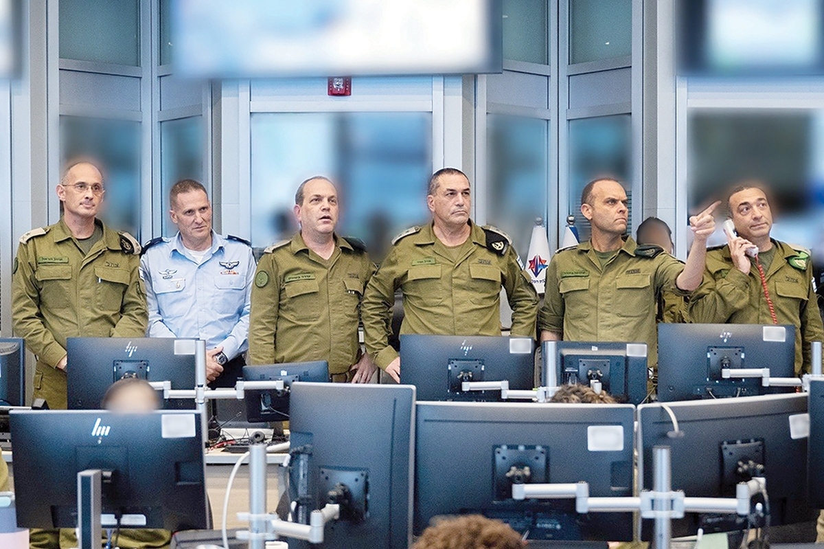 ایال زامیر، رئیس ستاد مشترک نیروهای دفاعی اسرائیل، شامگاه یکشنبه ۲ آذر (‌۲۳ نوامبر ۲۰۲۵) در بیانیه‌ای رسمی اعلام کرد ۱۲ نفر از فرماندهان ارشد این رژیم از جمله آهارون هالیوا (رئیس پیشین اطلاعات نظامی)، یارون فینکلمن (فرمانده پیشین منطقه جنوبی)، اودی باسیوق (رئیس پیشین عملیات)، آوی روزنفلد (فرمانده لشکر ذخیره غزه) و چند افسر ارشد دیگر واحد ۸۲۰۰ و لشکر غزه را به‌طور قطعی از خدمت ذخیره اخراج کرده است.