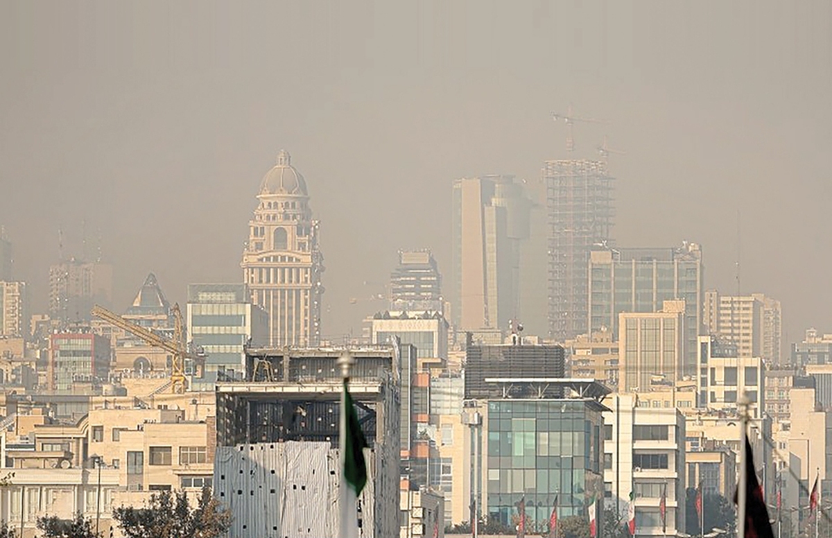 این‌روزها شاخص آلودگی هوا در بسیاری از شهرهای کشور از مرز هشدار عبور کرده، ‌این درحالی‌است که وزارت ‌بهداشت نیز از روند افزایشی ابتلا به عفونت‌های تنفسی وآنفلوآنزا در اغلب استان‌ها خبر داده است؛ همزمانی نگران‌کننده‌ای که می‌تواند زمینه را برای افزایش بیماری فراهم کند.