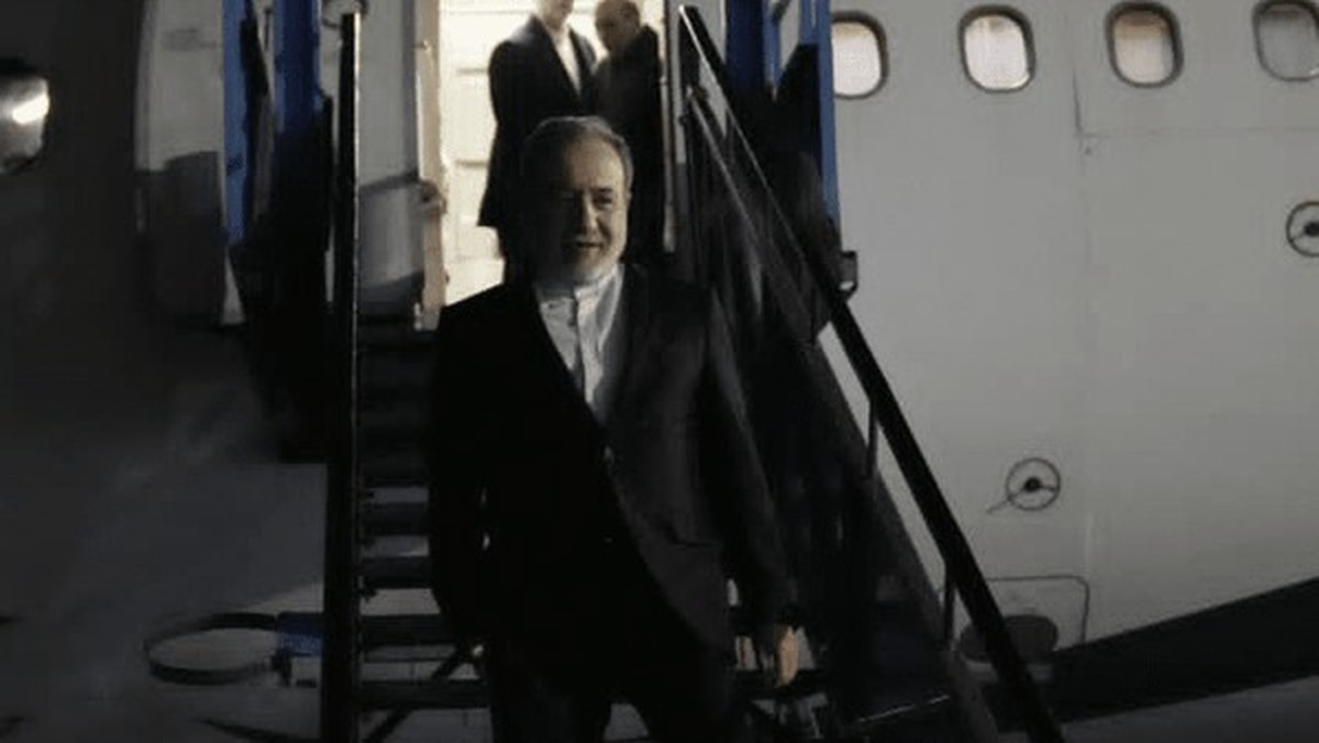 وزیر امور خارجه ایران بامداد امروز برای شرکت در سی‌امین نشست دولت‌های عضو کنوانسیون منع سلاح‌های شیمیایی وارد لاهه هلند شد.