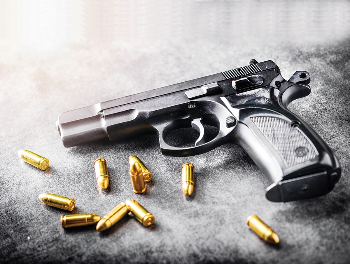 روایت یک جنایت خانوادگی دیگر این‌بار در مهاباد استان آذربایجان‌غربی. در این قتل‌عام خانوادگی، داماد خانواده، همسر و پدر همسرش را با شلیک گلوله به قتل رساند اما مادر همسرش جان سالم به در برد. براساس اعلام فرمانده انتظامی مهاباد، متهم به قتل در مدت زمانی کمتر از ۴۸ ساعت توسط نیرو‌های پلیس شناسایی و بازداشت شد.