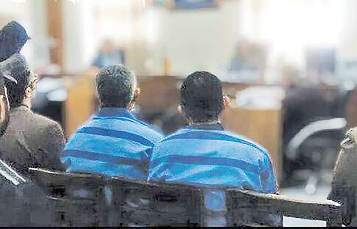 دو مرد که در مهمانی شوم، مرتکب قتل دو مرد دیگر شده بودند در جلسه محاکمه قتل را گردن یکدیگر انداختند.