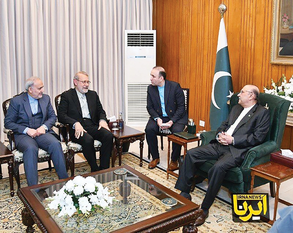 در حالی که تنها پنج ماه از پایان «جنگ ۱۲روزه» رژیم صهیونیستی و آمریکا علیه جمهوری اسلامی ایران می‌گذرد، سفر دو روزه دکتر علی لاریجانی، دبیر شورای‌عالی امنیت ملی به پاکستان، به مهم‌ترین و پرمحتواترین سفر دیپلماتیک ایران در پاییز ۱۴۰۴ تبدیل شده است. این سفر نه فقط به دلیل سطح نماینده ایران بلکه به خاطر زمان‌بندی، حجم دیدارها، زمینه‌های پیشین و پیامدهای آتی آن، از منظر سیاست خارجی ایران نقطه عطفی بی‌سابقه به شمار می‌رود.