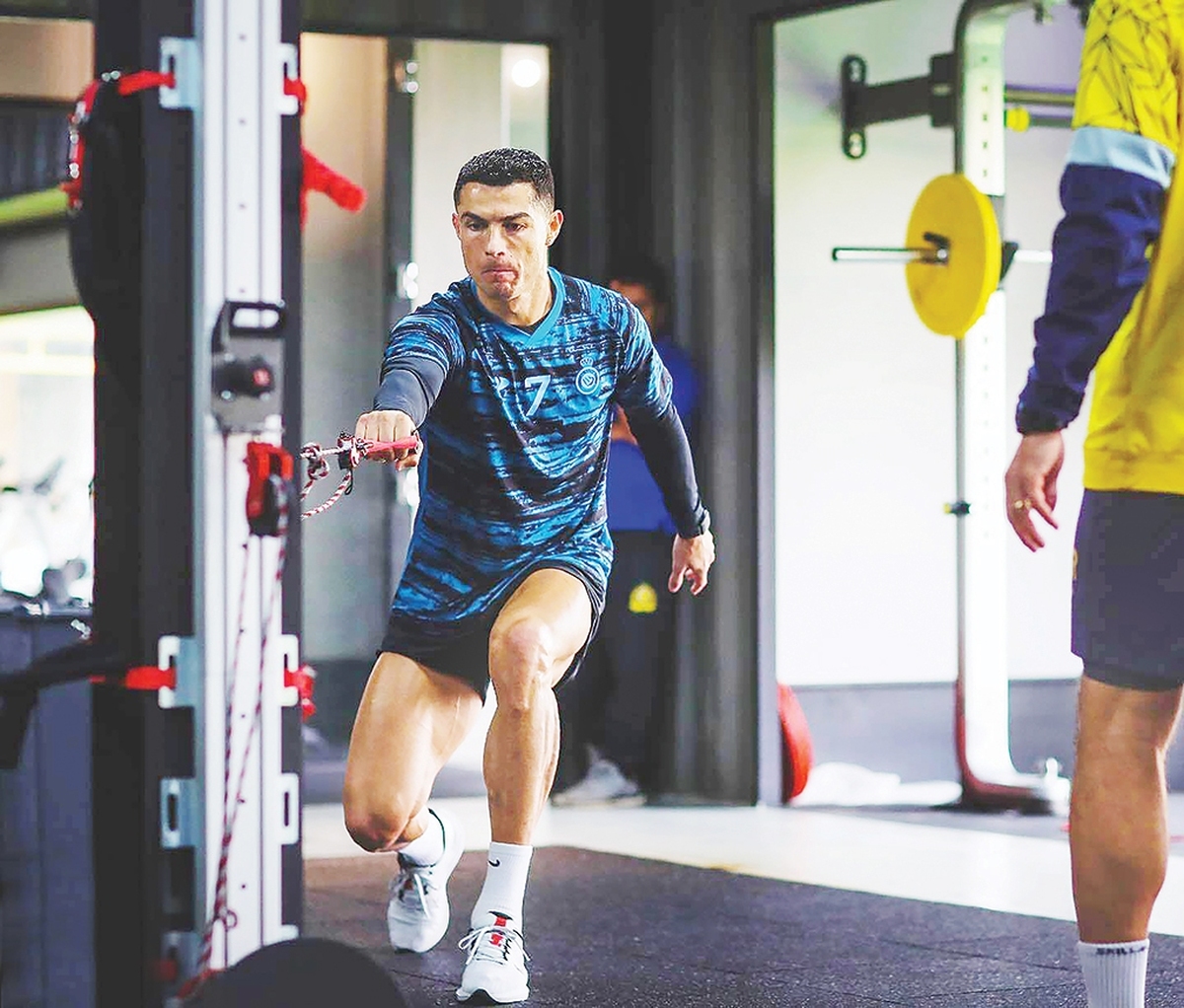 کریستیانو رونالدو تنها یک فوتبالیست نیست، او الهام‌بخش میلیون‌ها انسان سراسر جهان است. وقتی یک انسان چنین جایگاهی دارد، طبیعتا مسئولیت بیشتری خواهد داشت‌؛ بنابراین برای موفقیت در عرصه‌ای که فعالیت می‌کند، تمام خود را می‌گذارد. رونالدو در ۴۰سالگی،شاید فرسنگ‌ها با فوتبالیستی که می‌شناختید فاصله دارد اما هنوز یک ابرانسان است.