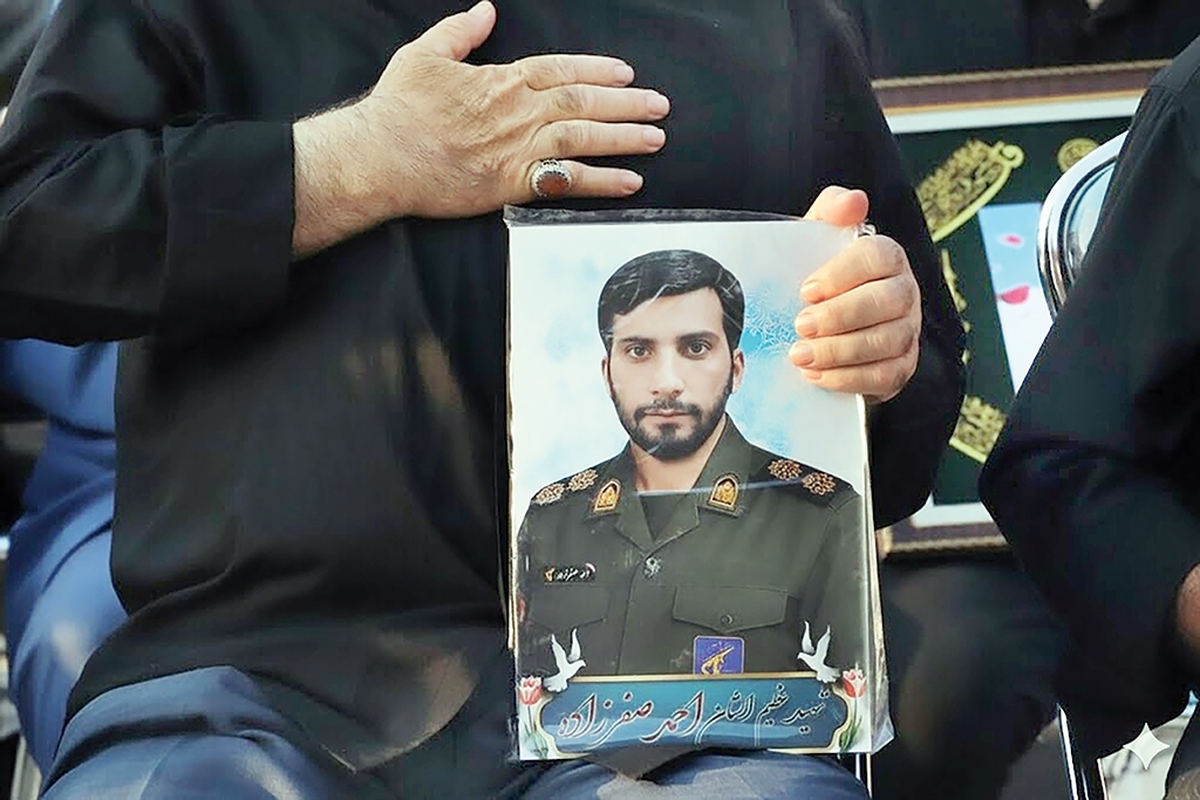 کافی است فرزند تبریز باشی؛ میراث‌دار رشادت نخستین شهدای شهر و بزرگ‌شده در حریم ستارخان و باقرخان، تا در رگ‌هایت بدانی ایران یعنی چه و ایستادگی چه طعمی دارد.احمد صفرزاده همین‌گونه بود.همین خاک وهمین تاریخ او را به نیروی هوافضای سپاه پاسداران کشاند. تمرین‌های سخت ومداوم، دویدن‌های طولانی، نشست وبرخاست‌های سریع و تیراندازی‌های دقیق، او را به یک نظامی تمام‌عیار تبدیل کرد و انگشتانش را با دکمه دستگاه‌های رادار و پدافند مانوس.