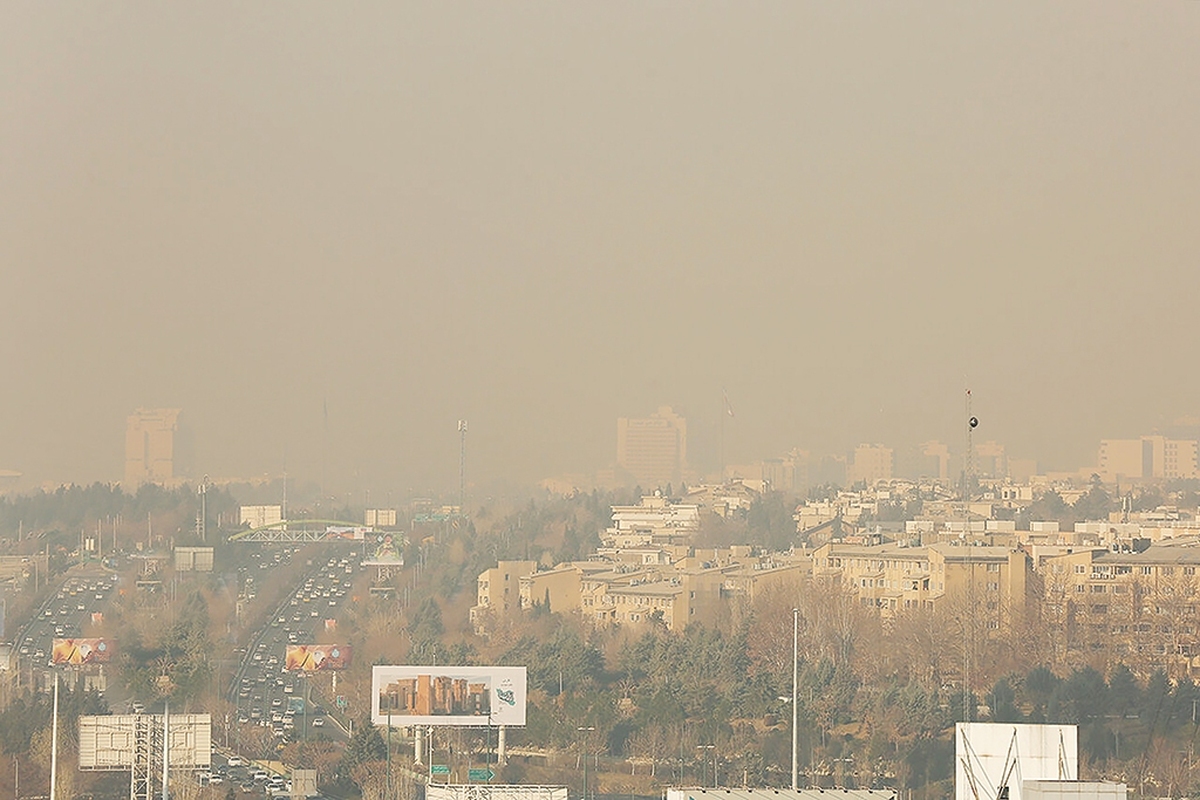 هشت‌سال از تصویب قانون هوای پاک می‌گذرد؛ قانونی که هدف نهایی آن، رسیدن به سطح قابل قبول کیفیت هوا براساس استانداردهای ملی و بین‌المللی است و ۲۳دستگاه مسئول تحقق این هدف هستند؛ اما آن‌طور که اعضای شورای شهر می‌گویند هر سال تنها ۳.۵درصد از این قانون اجرا شده است.