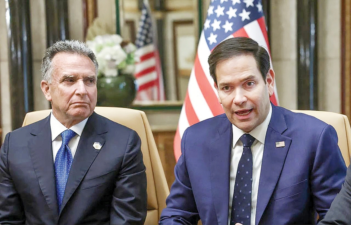 اتحادیه اروپا و ناتو در۲۴نوامبر۲۰۲۵ باصدایی واحد طرح ۲۸ماده‌ای دونالد ترامپ را «تسلیم‌نامه‌ای تحمیلی به اوکراین» و «پاداشی بی‌سابقه به تجاوزگری روسیه» نامید و عملا آن را از روی میز مذاکرات حذف کرد. این سند که در پی دیدار پوتین و ترامپ در آلاسکا و مذاکرات غیررسمی استیو ویتکاف با مقامات کرملین تنظیم شده بود، خواستار واگذاری دائمی پنج منطقه الحاقی، خلع‌سلاح گسترده کی‌یف، ممنوعیت دائمی عضویت در ناتو و لغو تحریم‌های کلیدی علیه مسکو بود.