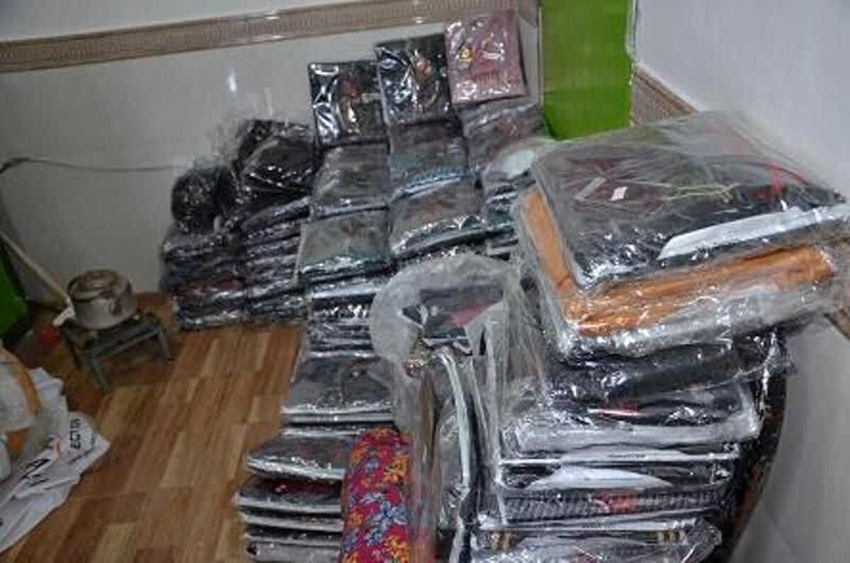 فرمانده انتظامی شهرستان قزوين از کشف 276 ثوب انواع البسه زمستانی قاچاق به ارزش يک ميليارد ريال و توقيف يک دستگاه خودرو سواری ام وی ام خبر داد.