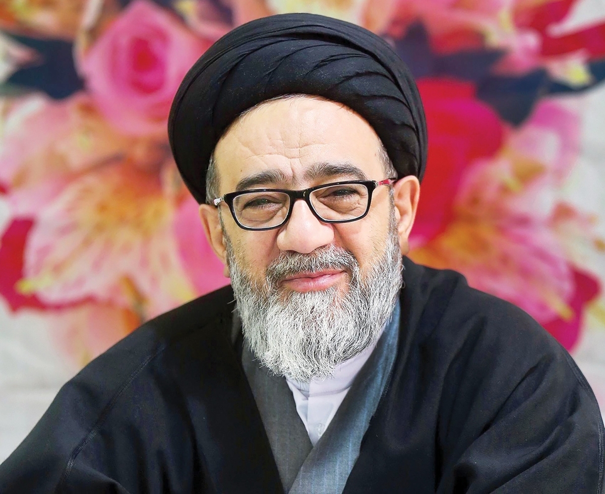 گاهی یک انسان، تنها با شیوه زندگی و نگاهش، در خاطره جمعی یک شهر یا حتی یک نسل باقی می‌ماند. درواقع فرد نه به‌دلیل مقام یا جایگاه که به‌خاطر صراحت، مهربانی و توجهی که به اطرافیان دارد، در قلب‌ها ماندگار می‌شود.آیت‌الله شهید سیدمحمد علی آل‌هاشم از آن دسته انسان‌ها بود؛ مسئولی بی‌تکلف که سبک زندگی و خدمتش، معنای دیگری از حضور مسئولان در جامعه را به نمایش گذاشته بود. تا جایی‌که مردم تبریز به او لقب «پدر معنوی» شهر را داده بودند.