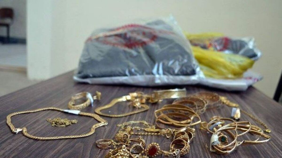 جسد زن سالخورده که قربانی سرقت طلاهای گاوصندوق خانه‌‌اش در محله اختیاریه تهران شده بود از سوی نوه‌‌اش کشف و پلیس در جست‌وجوی قاتل اوست.